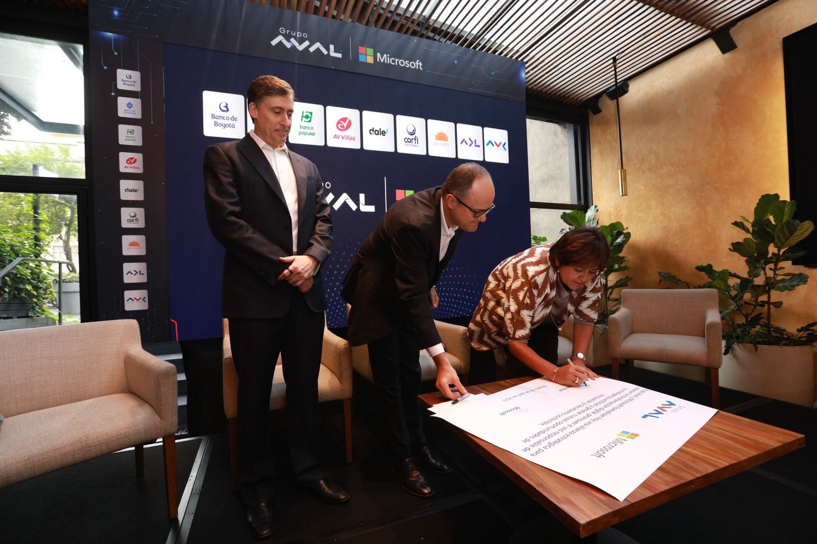 La alianza entre Microsoft y Grupo Aval incluirá el uso de Microsoft 365 Copilot Chat para automatizar y mejorar la eficiencia de las operaciones clave.