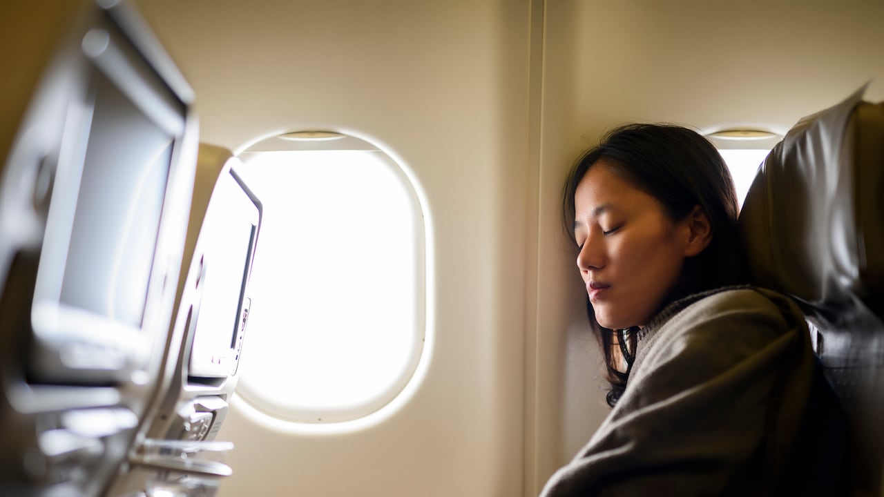 Dormir en un avión.