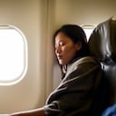 Dormir en un avión.