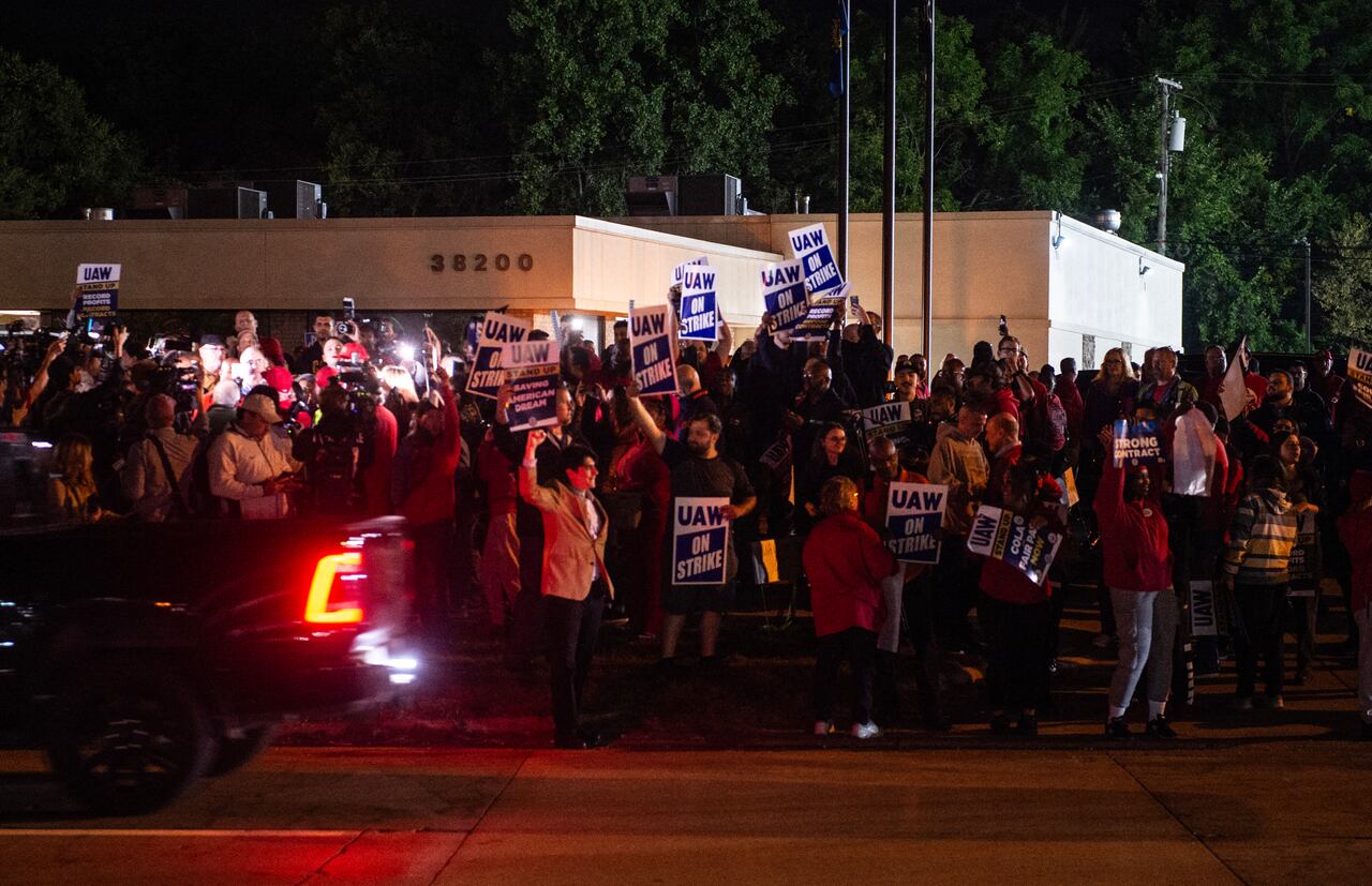 El UAW exige un aumento salarial del 36% en cuatro años, mientras que los tres fabricantes estadounidenses no han superado el 20% (Ford), según el líder sindical.