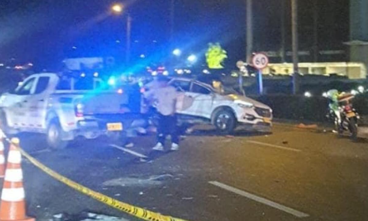 La camioneta quedó físicamente afectada, evidenciando la gravedad del accidente.