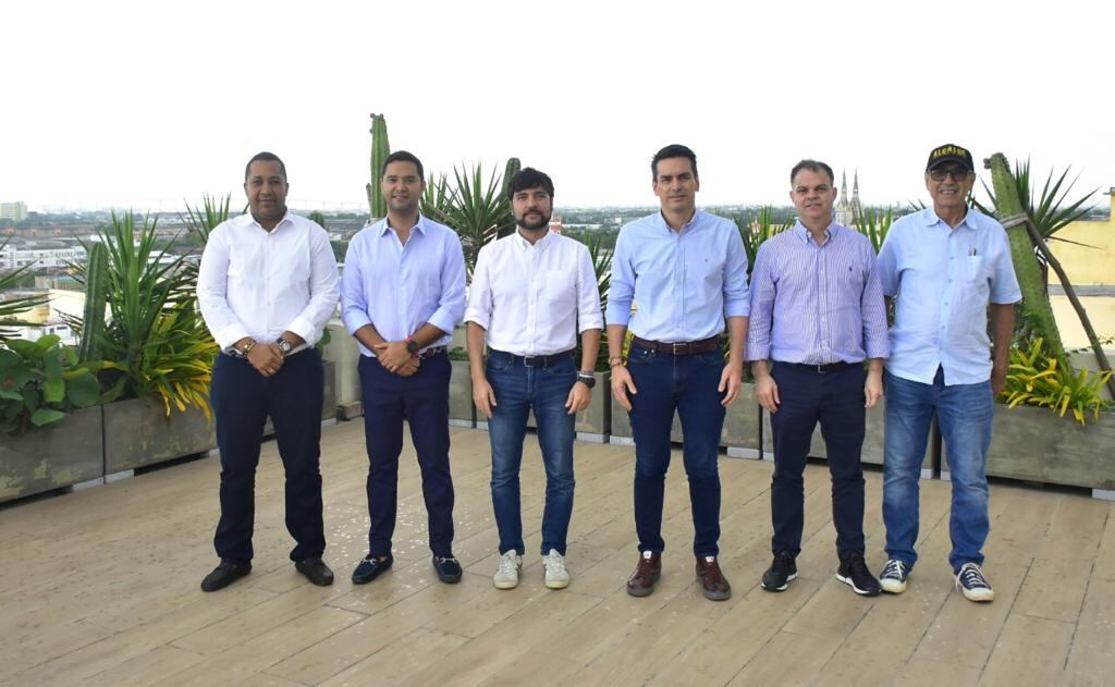 De izquierda a derecha: José Ramiro Bermúdez, de La Guajira; Mello Castro, de Valledupar: Jaime Pumarejo, de Barranquilla; Carlos Ordosgoitia, de Montería; Andrés Gómez, de Sincelejo ; y William Dau, alcalde de Cartagena.