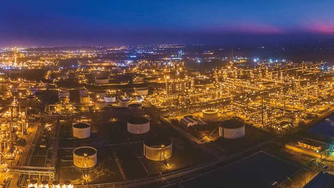 El gobierno salió en defensa de su gestión para agilizar las obras de la refinería.