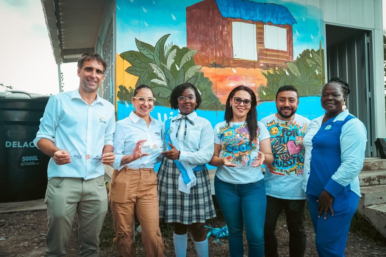 De izquierda a derecha: Aitor Llodio, director ejecutivo de la Fundación Aliarse; Isabel González, gerente de Asuntos Públicos, Comunicaciones y Sostenibilidad para Coca-Cola Colombia y Venezuela; Eilyn Damar, personera de la IE Superior Normal Demetrio Salazar de Tadó; Adriana Ruiz, directora ejecutiva de la Fundación Solidaridad por Colombia; Jhonatan Rincón, subdirector ejecutivo de la Fundación Solidaridad por Colombia y Eudecelina Ramírez, rectora de la IE Superior Normal Demetrio Salazar de Tadó.