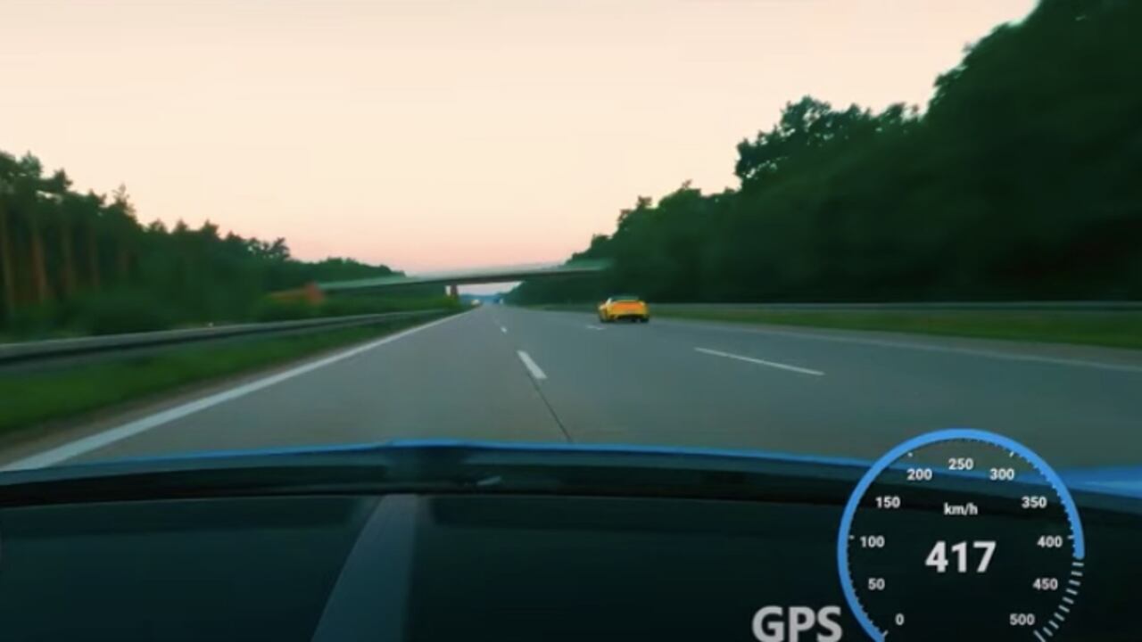 Momento en que el conductor lleva al límite al carro en plena autopista.