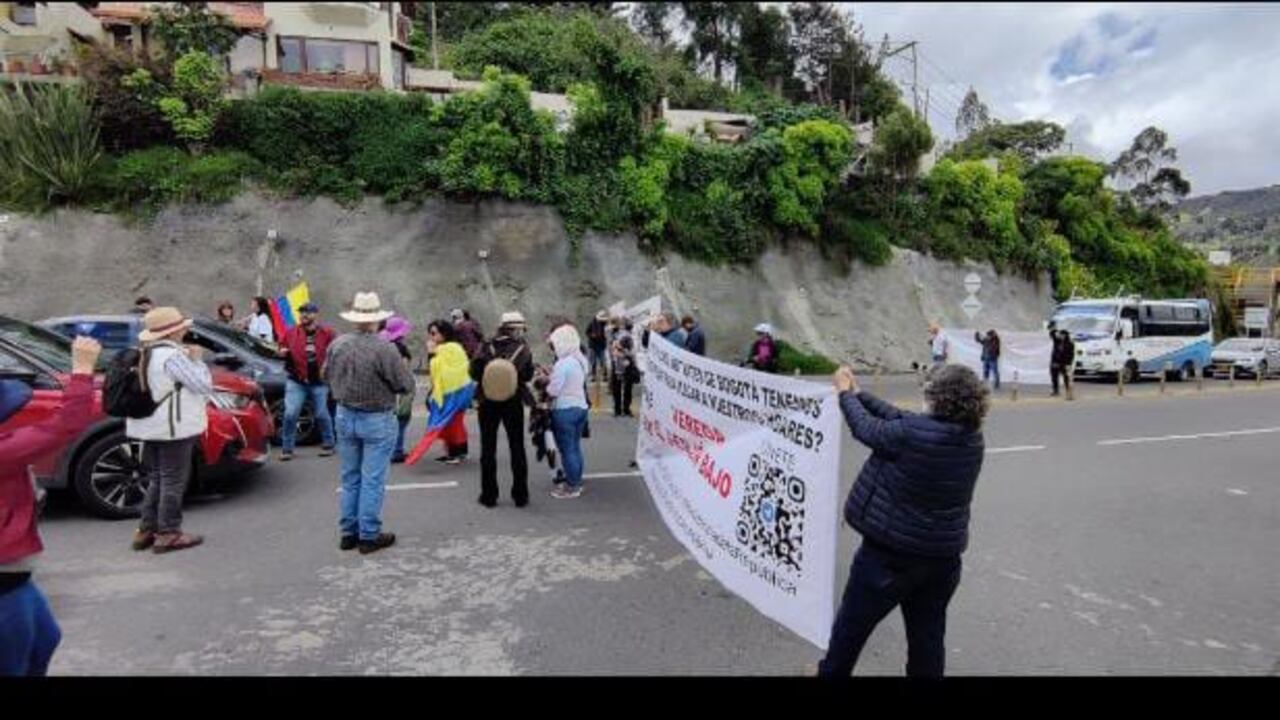 Los habitantes de la Calera y El Verjón realizaron una monetón que consistió en pagar el valor de peaje con monedas de $50 pesos para ralentizar la movilidad.