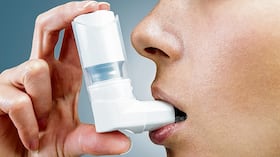 Imagen de persona con inhalador a causa de enfermedad respiratoria.