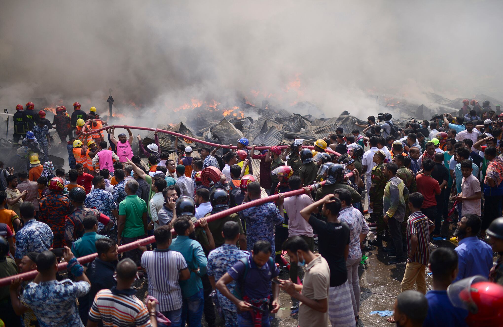 En imágenes : Incendio en el mercado de Bangladesh