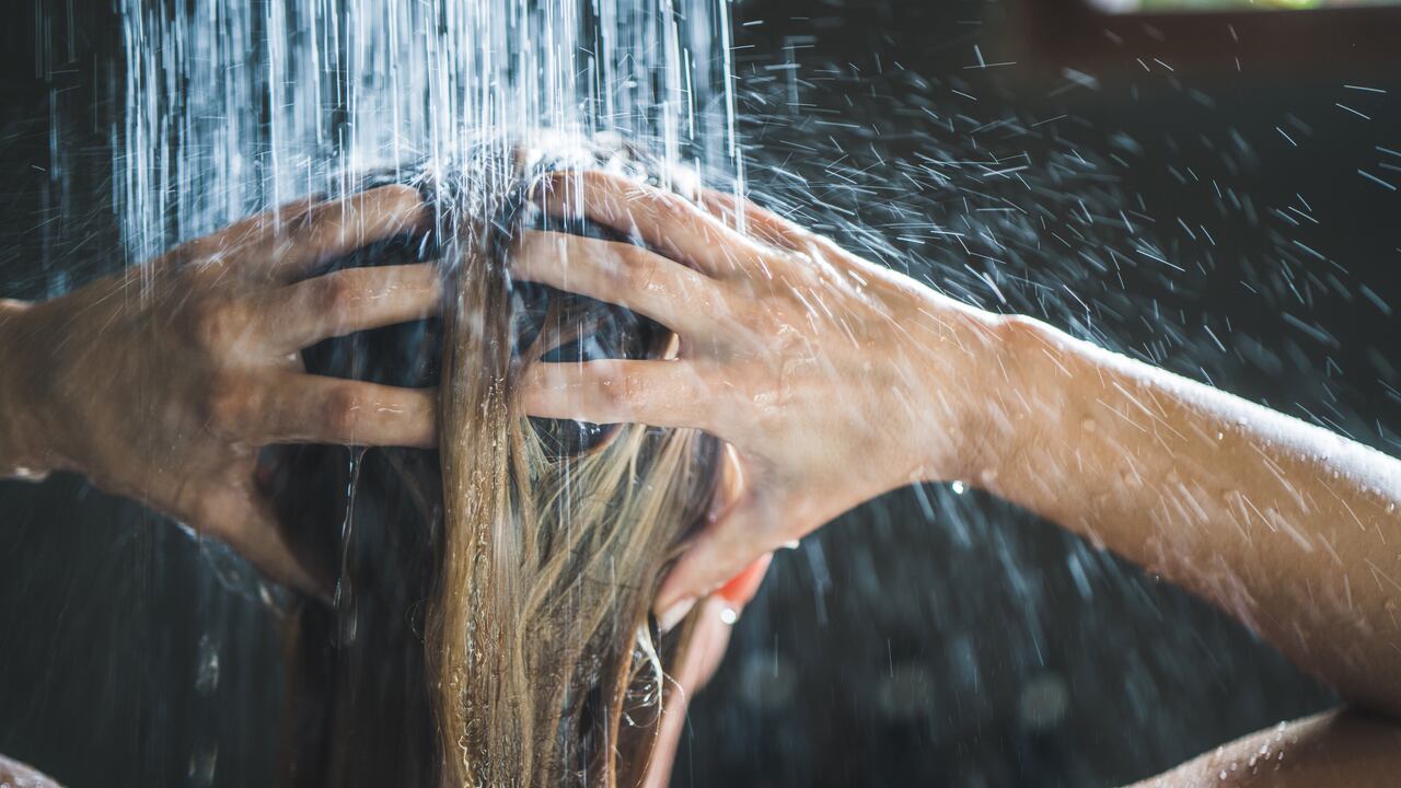 Al seguir una rutina de lavado específica y prestar atención a la elección de productos, puedes mantener tu cabello suave y brillante.