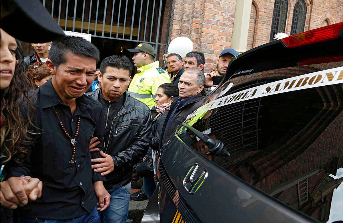 Sepelio  de Yuliana Andrea Samboní. El padre de la menos llora a la salida de la iglesia.  Foto: Guillermo Torres / SEMANA 