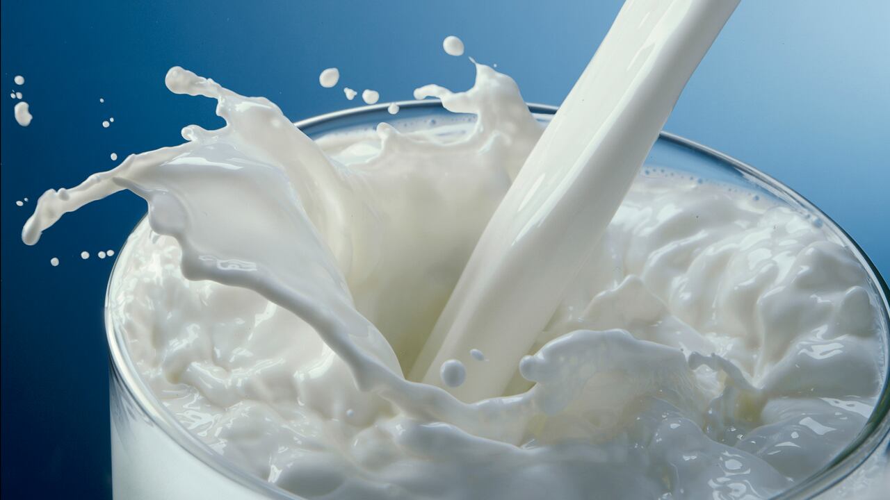 Vierta la leche y salpique