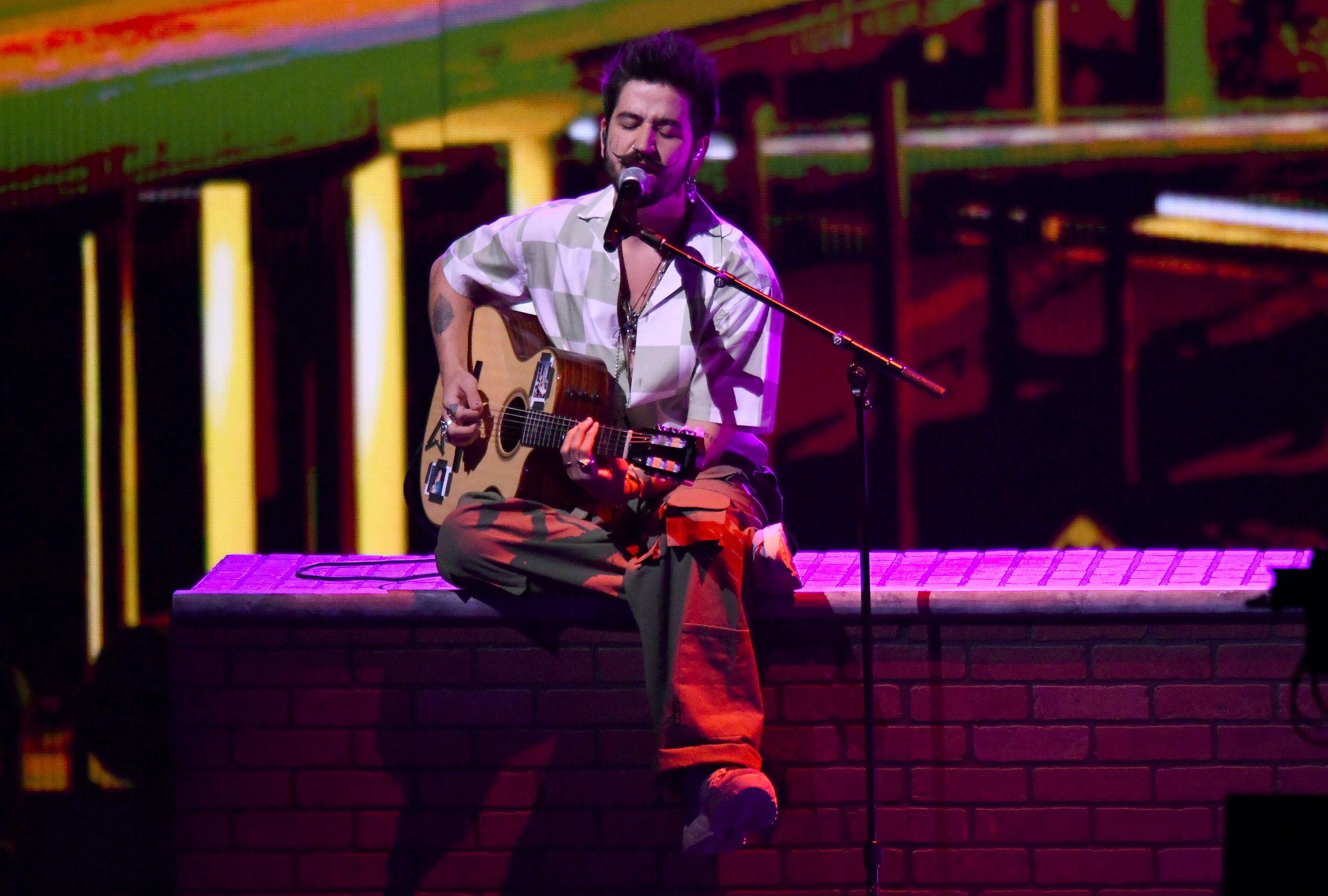 ARCHIVO - Camilo canta en los Premios Lo Nuestro el 14 de febrero de 2021 en Miami. Camilo encabezó el martes la lista de nominados al Latin Grammy el martes 28 de septiembre de 2021, con 10 menciones que incluyen canción del año, grabación del año y álbum del año, por "Mis Manos". La ceremonia de los Latin Grammy, en su 22da edición, será el 18 de noviembre. (AP Foto/Jim Rassol, Archivo)