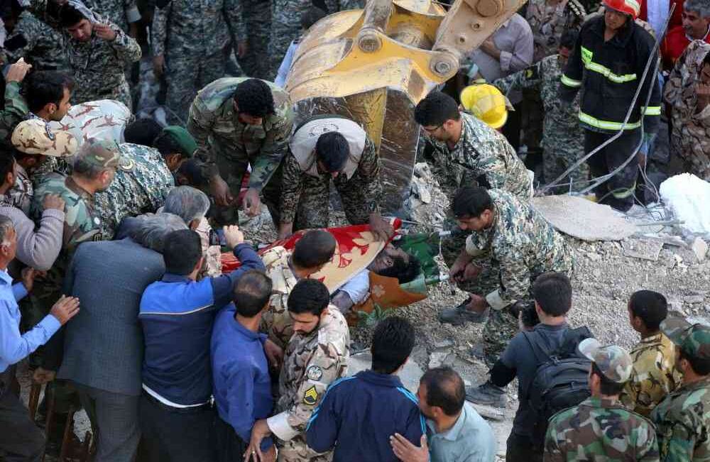 Un terremoto de 7.3 grados en la escala de Richter tuvo como epicentro la montañosa frontera entre Irán e Irak. Ha causado al menos 415 muertos y más de 7.000 heridos, la gran mayoría del lado iraní. El Ejército y los equipos de rescate continuan sus trabajos cerca de las construcciones parcialmente colapsadas en ambos paises. Foto: Fatemeh Bahrami - Agencia Anadolu