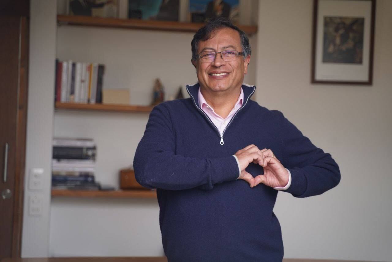 El senador y precandidato Gustavo Petro haciendo la imagen de un corazón.