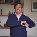 El senador y precandidato Gustavo Petro haciendo la imagen de un corazón.