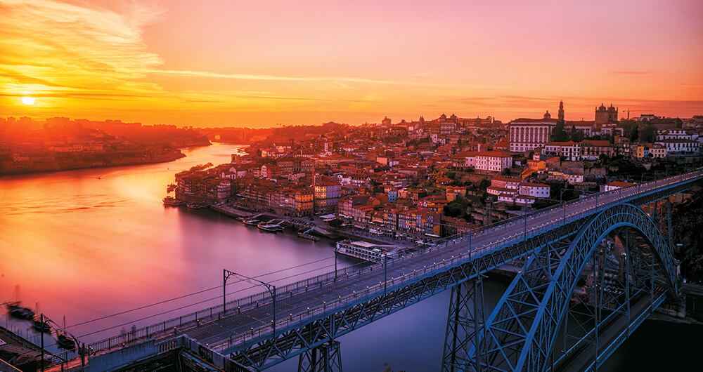 El puente Luis I, inaugurado en 1886, tiene 385 metros de largo y conecta las ciudades de Gaia y Oporto. Su uso es exclusivo para peatones y para el metro ligero