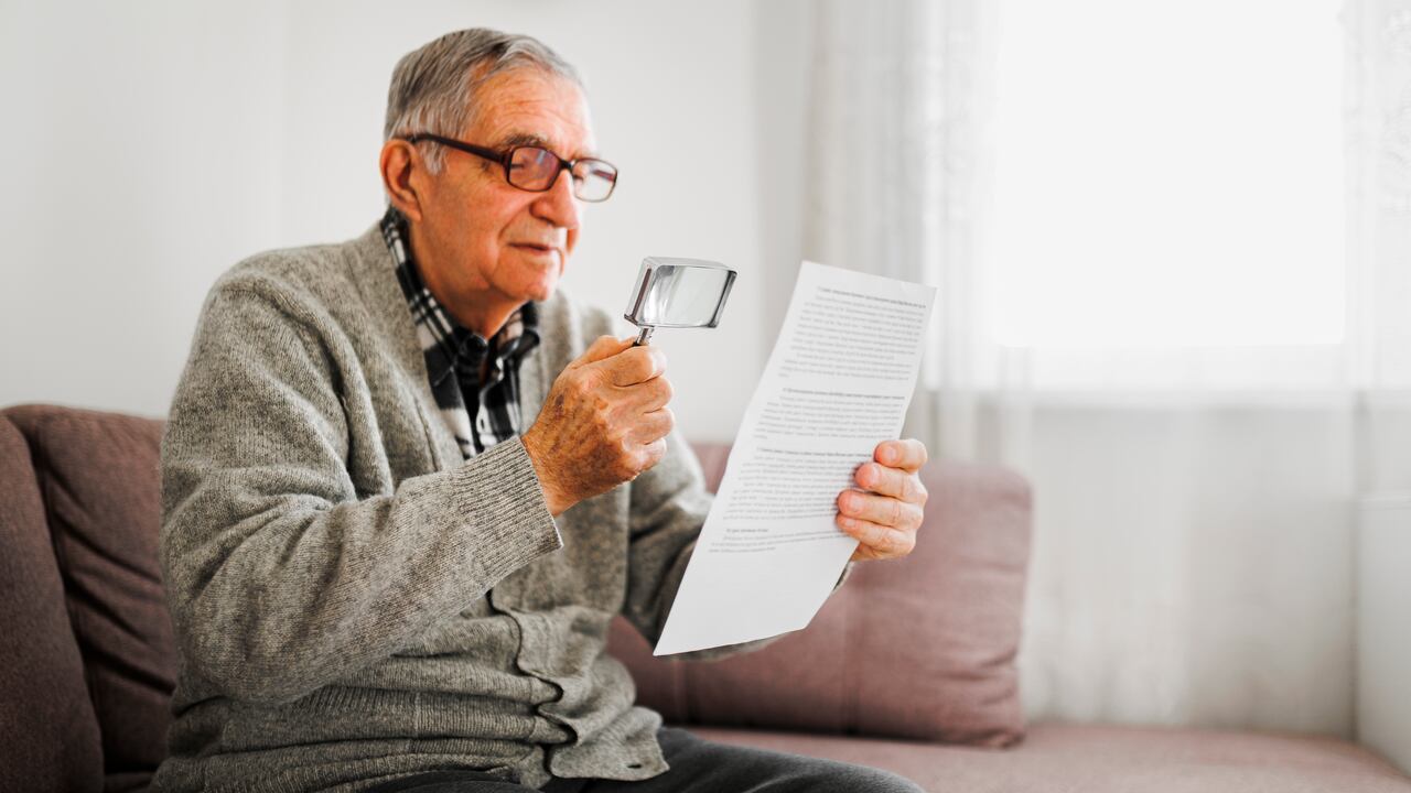 La degeneración macular suele presentarse después de los 60 años.