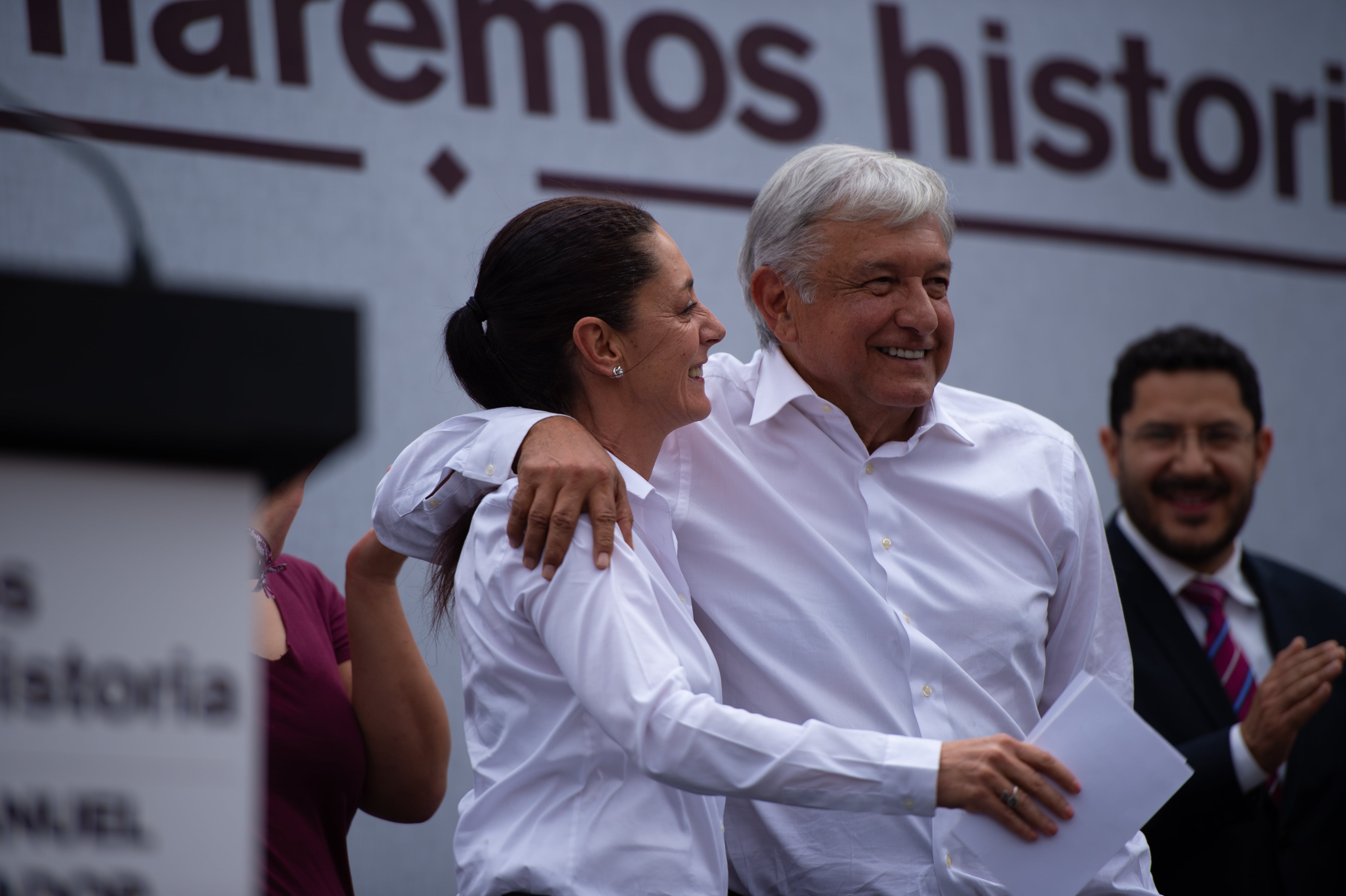 Andrés Manuel López Obrador, presidente de México, saluda a Claudia Sheinbaum durante un mitin político en la Delegación Azcapotzalco en Ciudad de México el 9 de abril de 2018 en Ciudad de México, México.