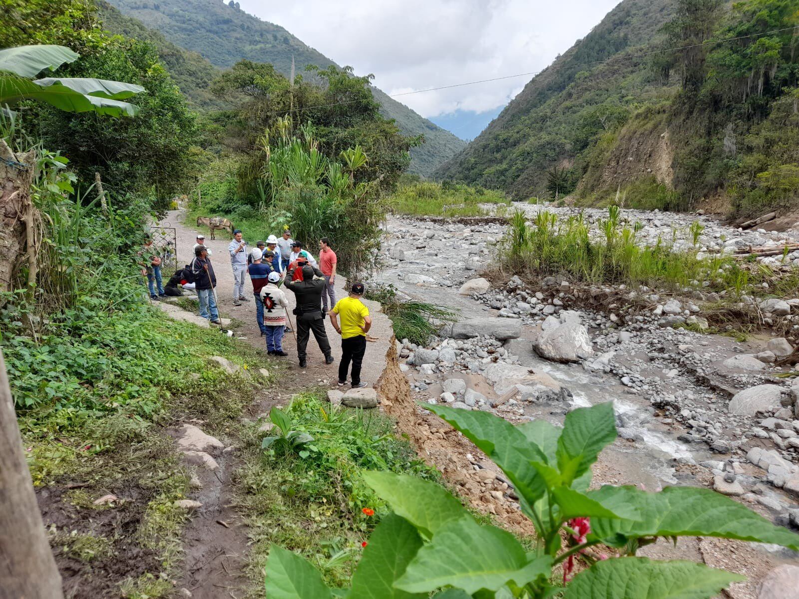Al lugar se envió maquinaria amarilla para habilitar el paso.