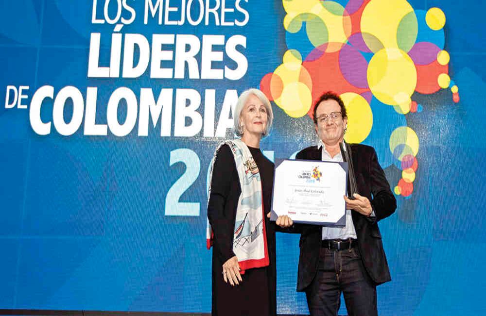 Julia Salvi le entregó el premio al fotógrafo y reportero Jesús Abad Colorado, por recordar y evidenciar el tamaño de la tragedia humana del conflicto armado en Colombia.