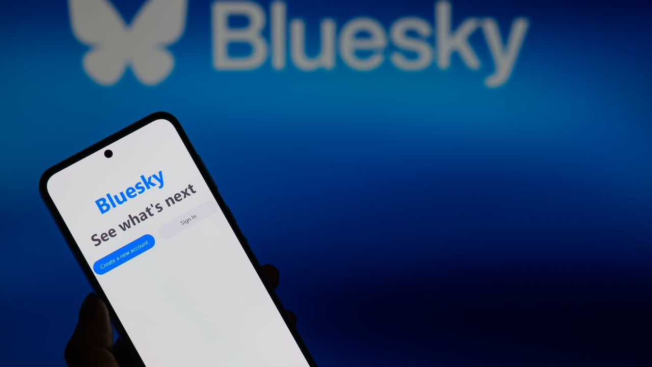 Bluesky es una red social descentralizada creada con el objetivo de ofrecer una alternativa a plataformas tradicionales como X.