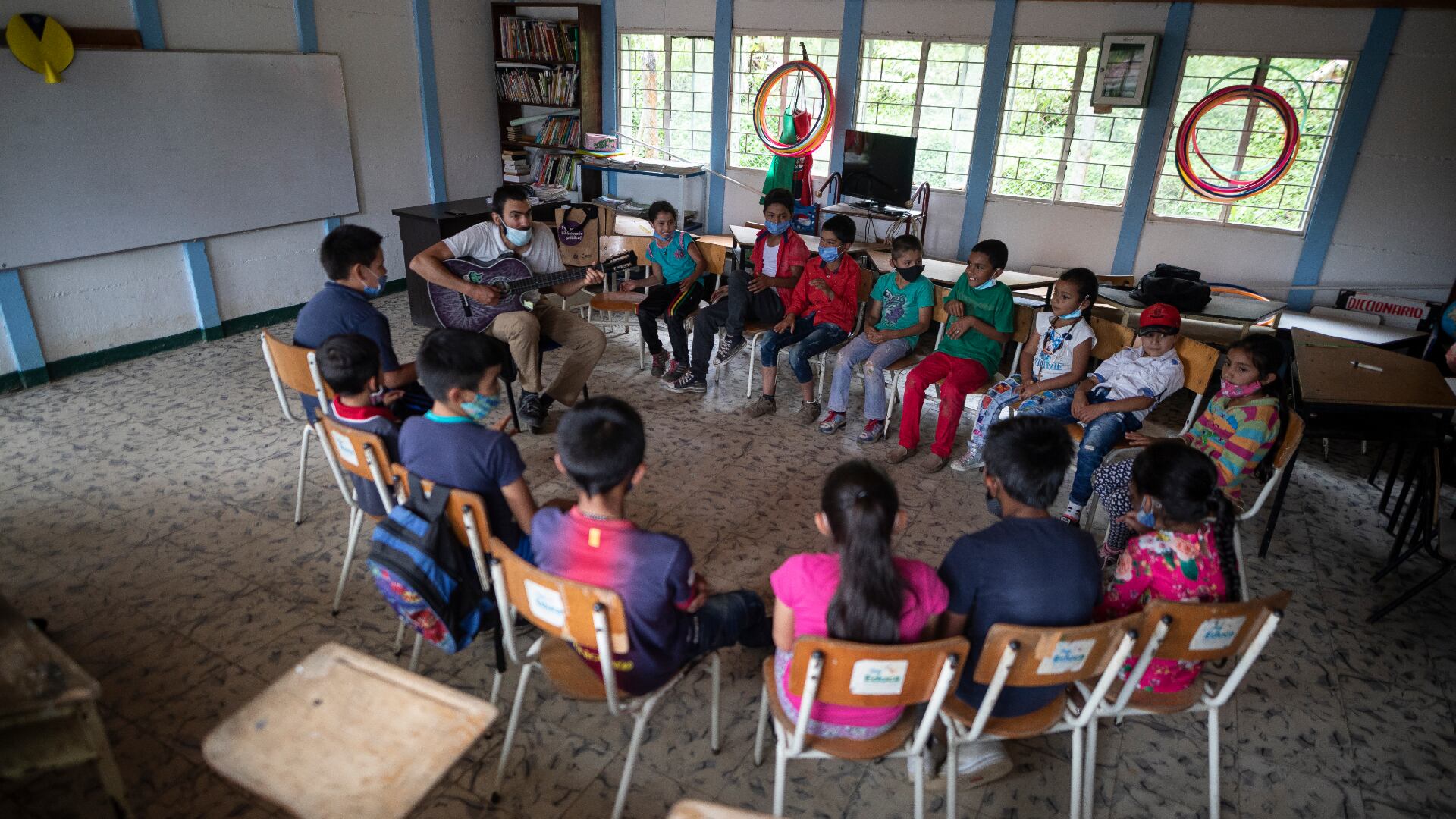 Docentes y talleristas se movilizan en moto, a caballo y a pie hasta las veredas más alejadas del municipio para mantener vivas las tradiciones del municipio.