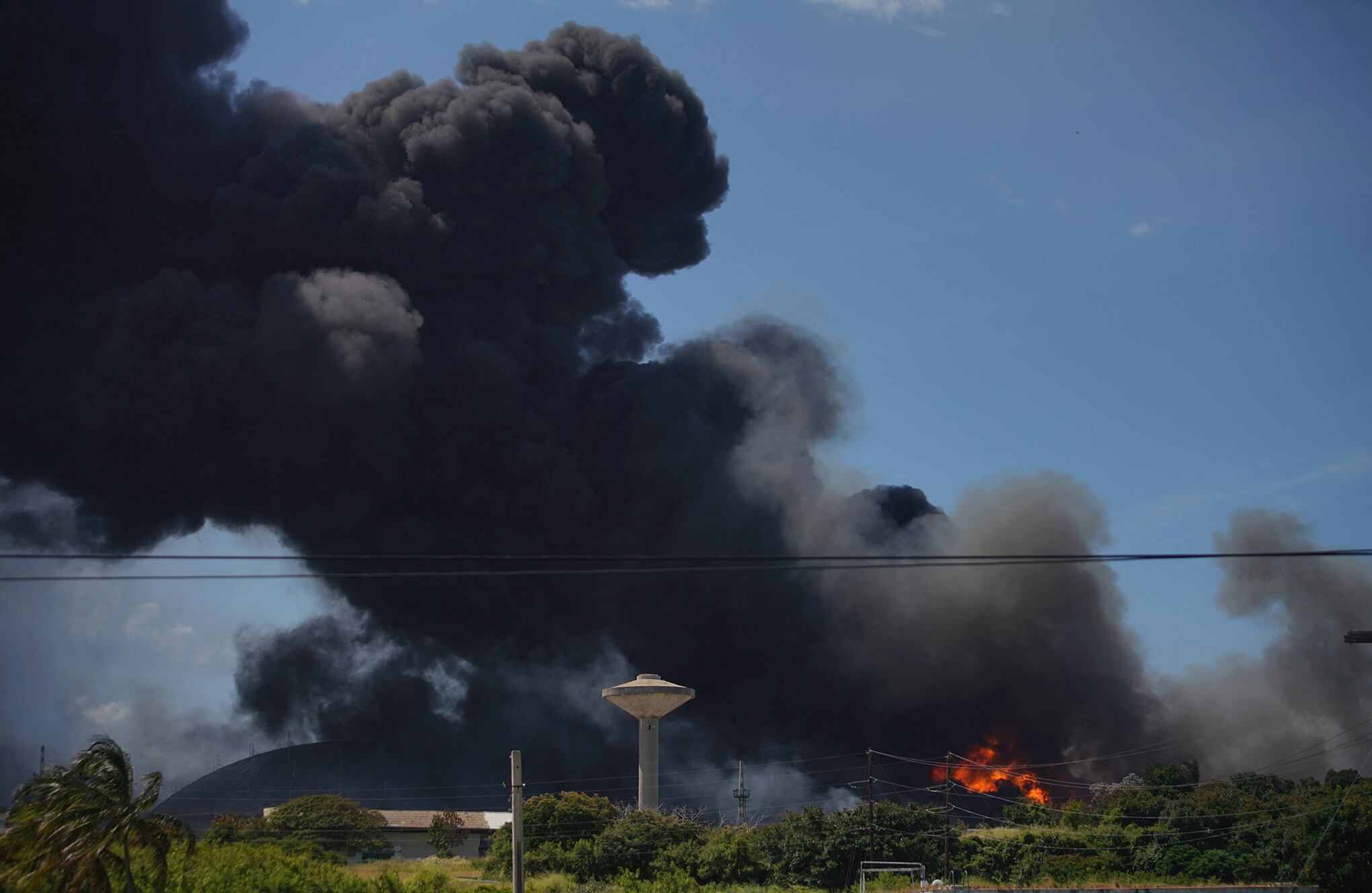 En imágenes : Incendio en puerto cubano de almacenamiento de combustible