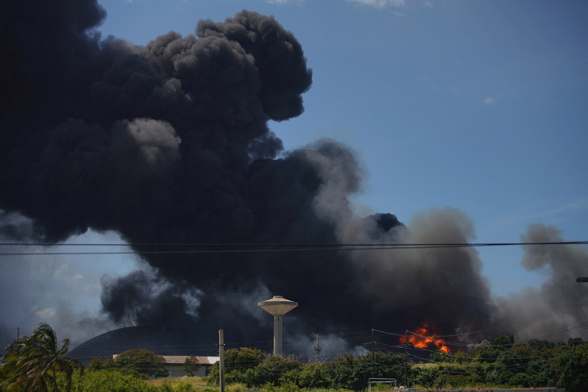 En imágenes : Incendio en puerto cubano de almacenamiento de combustible