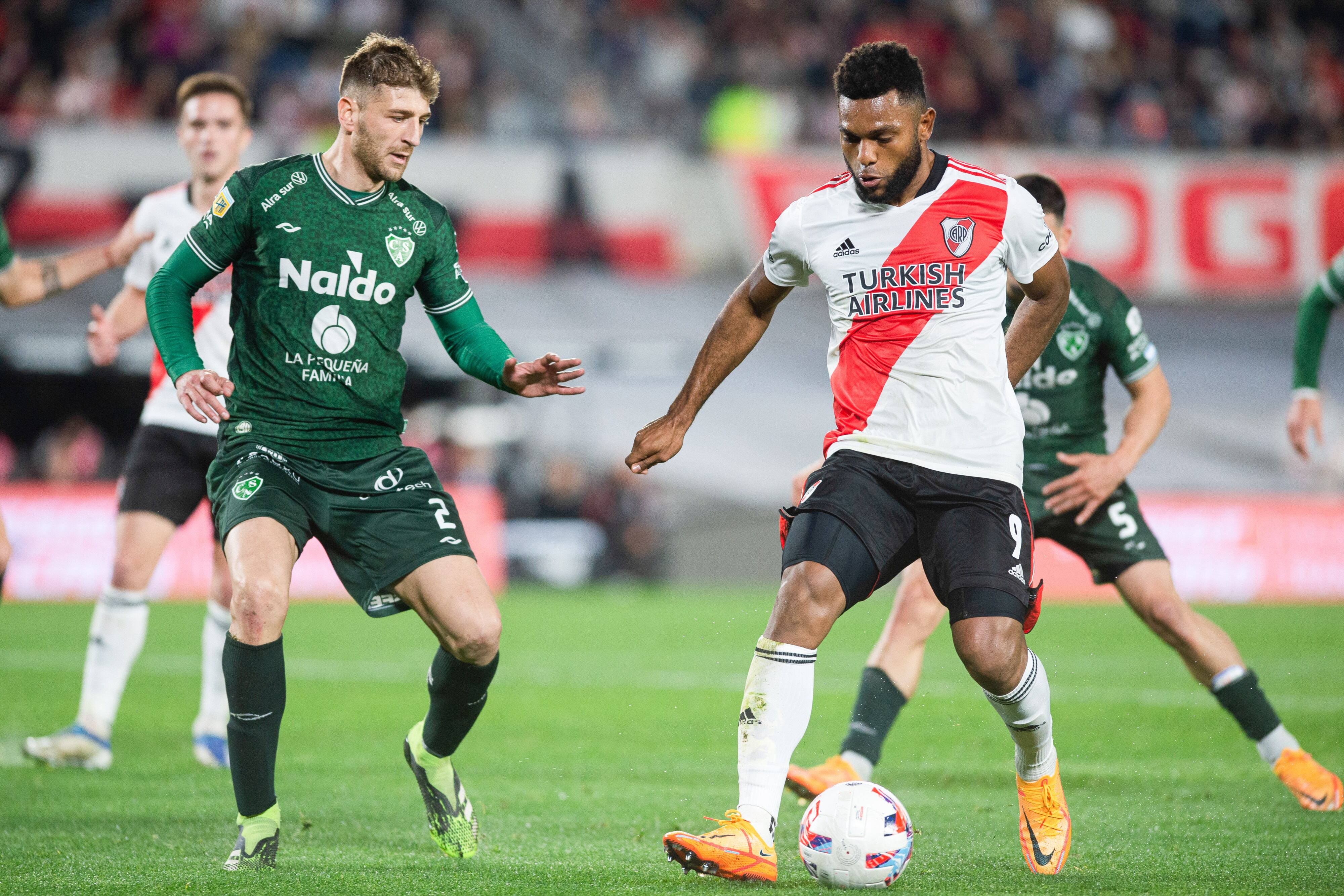 Miguel Borja en el juego contra Sarmiento.