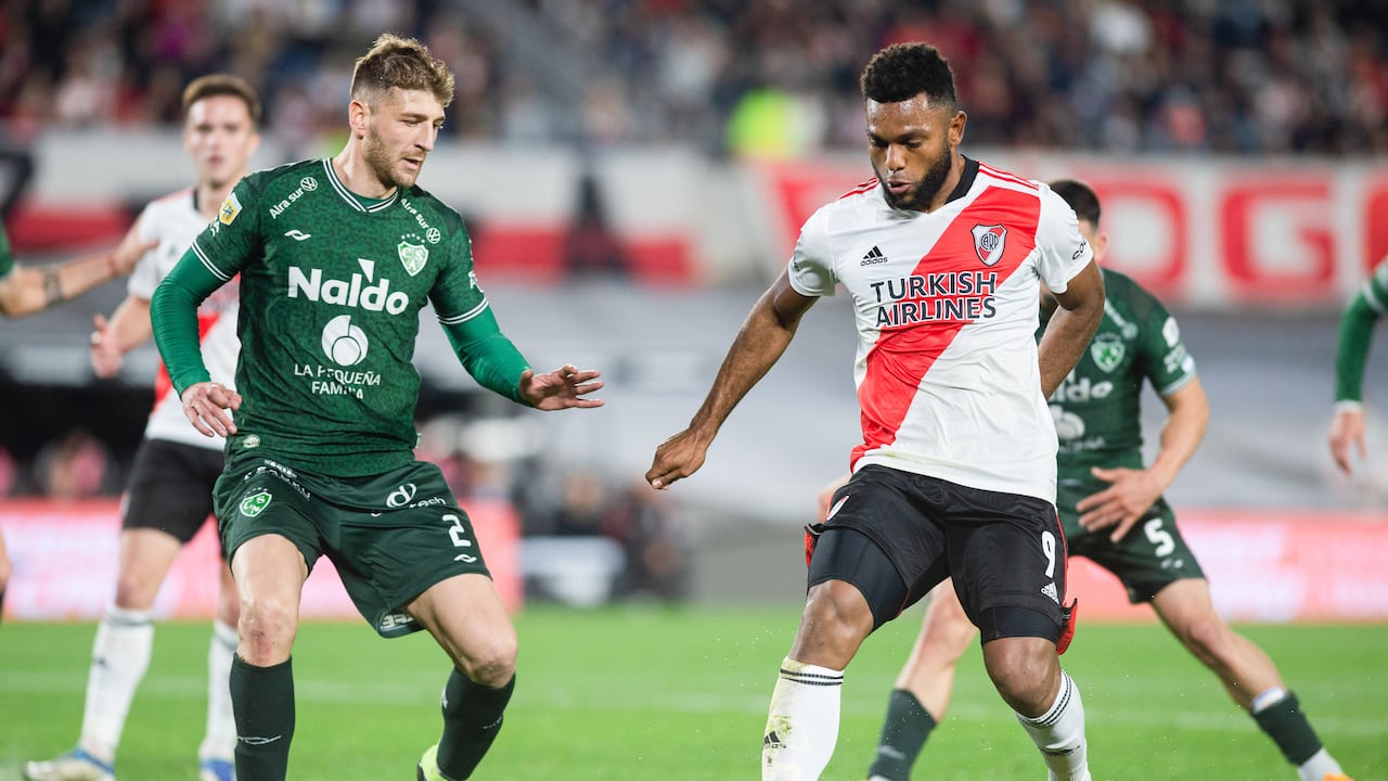 Miguel Borja en el juego contra Sarmiento.