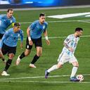BUENOS AIRES, ARGENTINA - 2021/10/10: Lionel Messi (center) of Argentina seen in action during the FIFA World Cup 2022 Qatar qualifying match Between Argentina and Uruguay in Buenos Aires. (Final score; Argentina 3:0 Uruguay). (Photo by Getty Images/Manuel Cortina)