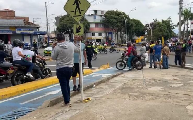 El cuerpo de la víctima quedó tendido en vía pública.