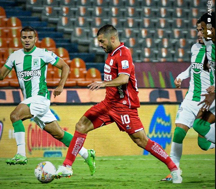 Iago Falque era uno de los mejores jugadores del América en el duelo ante Nacional, hasta que llegó la grave lesión que lo sacará de las canchas varias semanas.