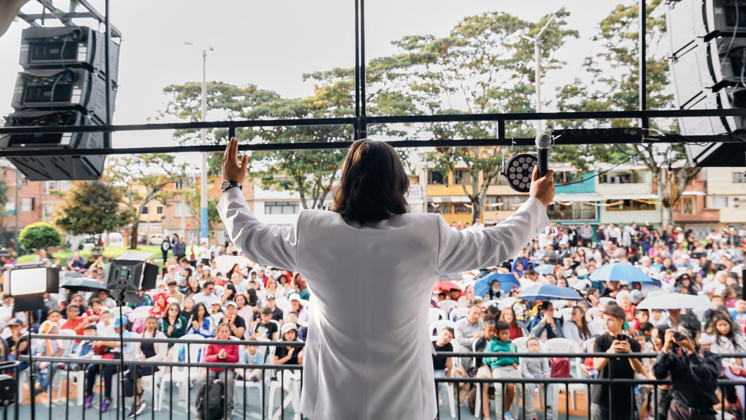 El hijo del presentador del 'Show de las estrellas' presentó importante evento navideño.