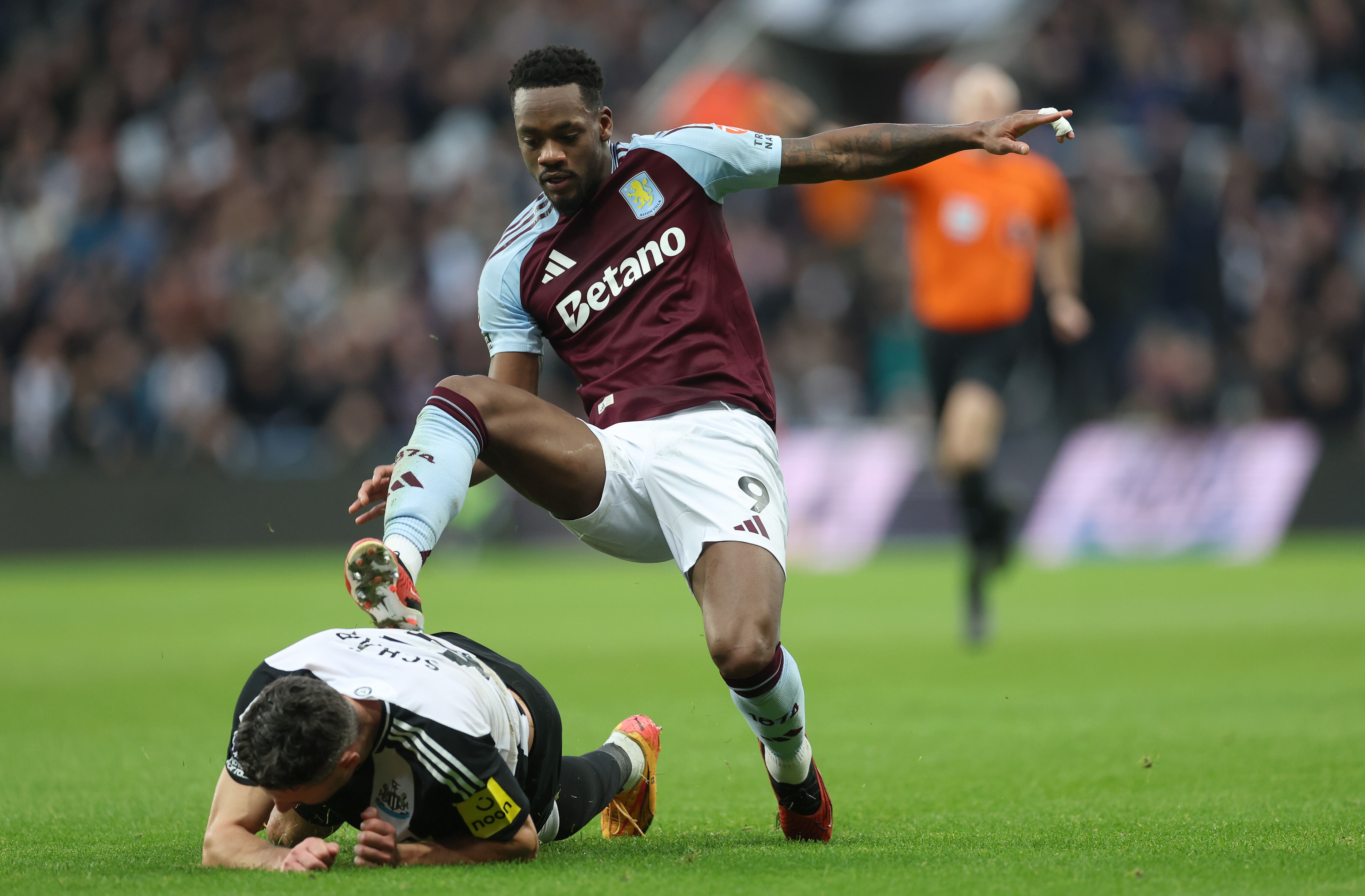 Jhon Duran del Aston Villa comete una falta sobre Fabian Schaer del Newcastle United, lo que resulta en una tarjeta roja durante el partido de la Premier League entre el Newcastle United FC y el Aston Villa FC en St James' Park el 26 de diciembre de 2024 en Newcastle upon Tyne, Inglaterra.