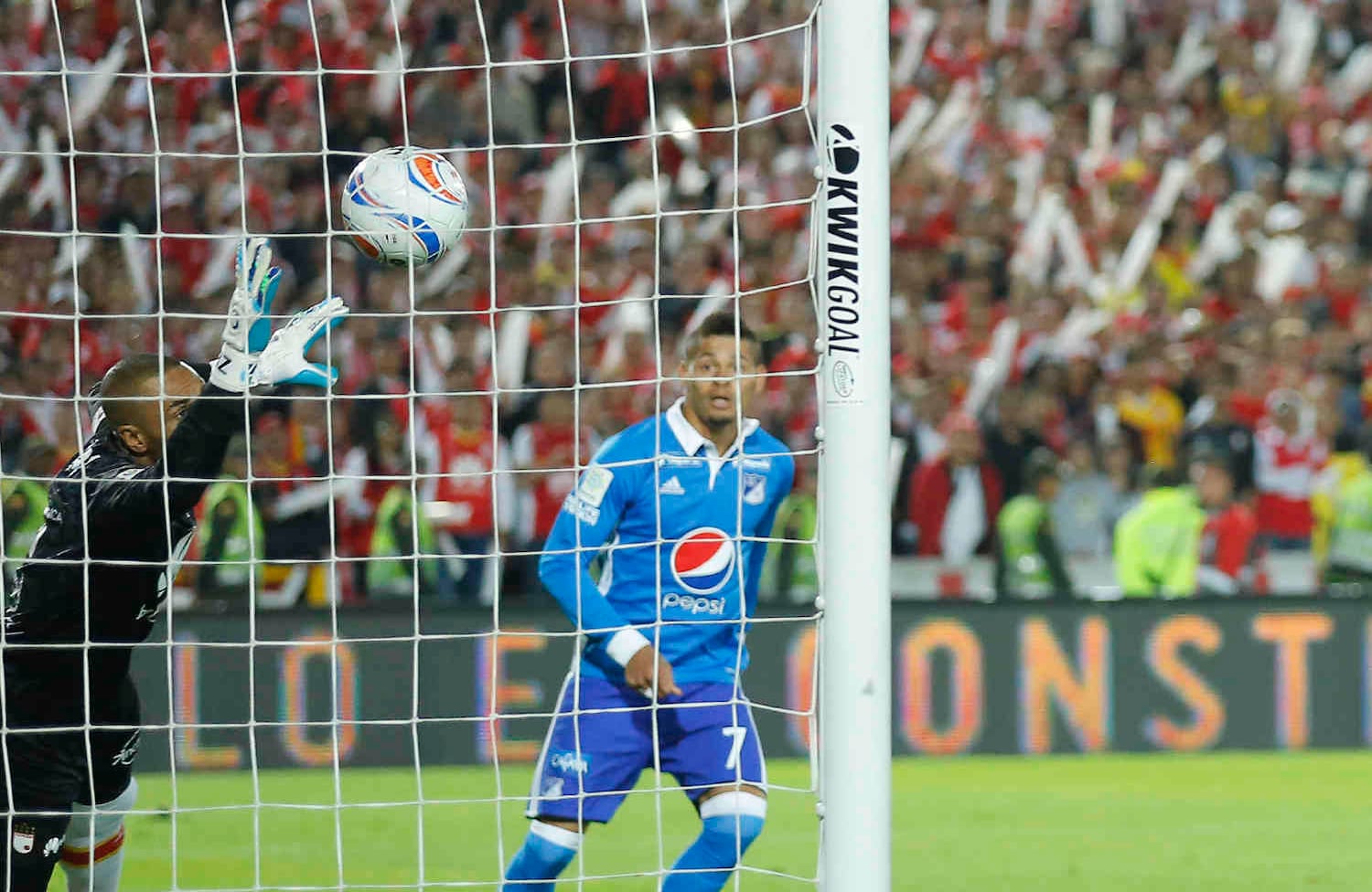 Del Valle observa cómo el balón supera el arco de Zapata. Foto: Daniel Reina / SEMANA 