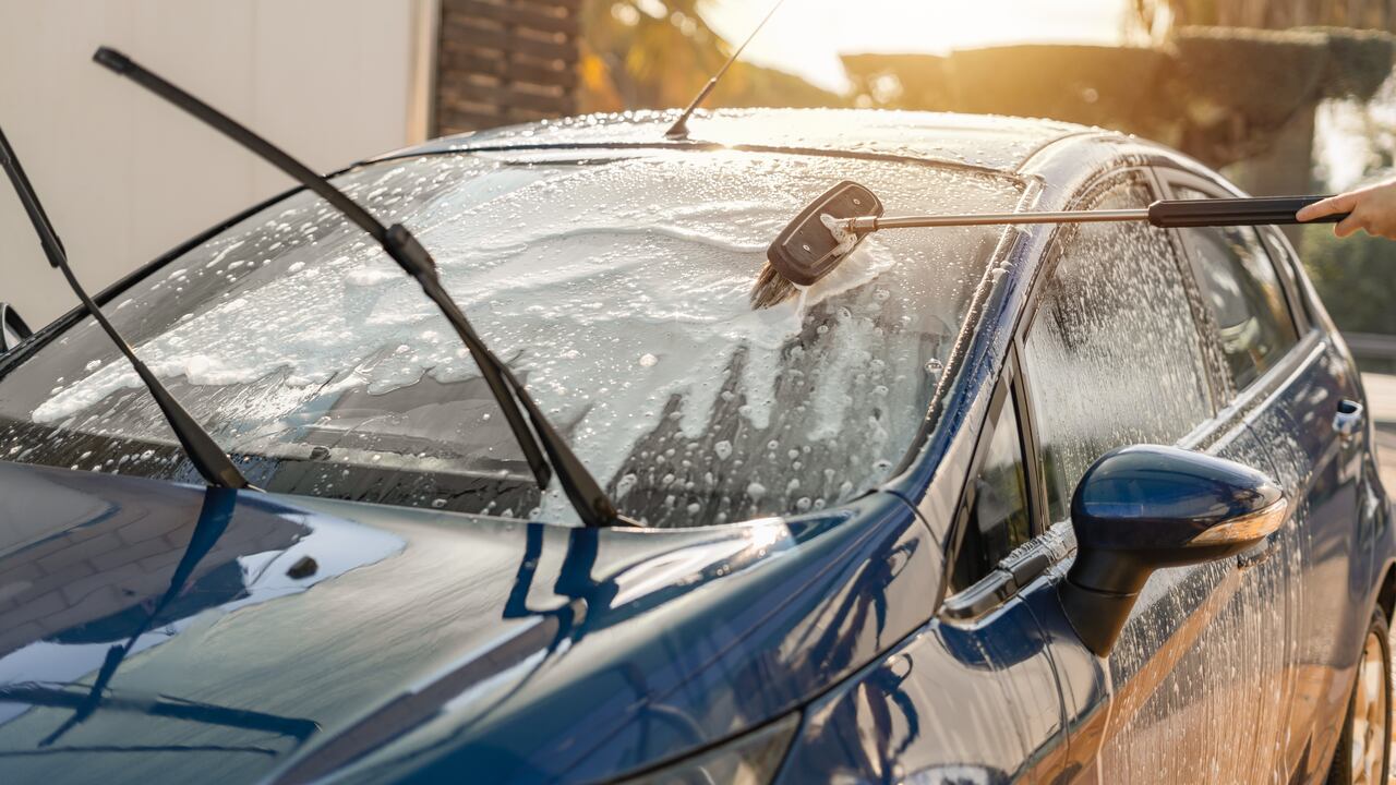 Los vidrios del carro se deben limpiar con productos especiales que permitan tener una buena visibilidad.