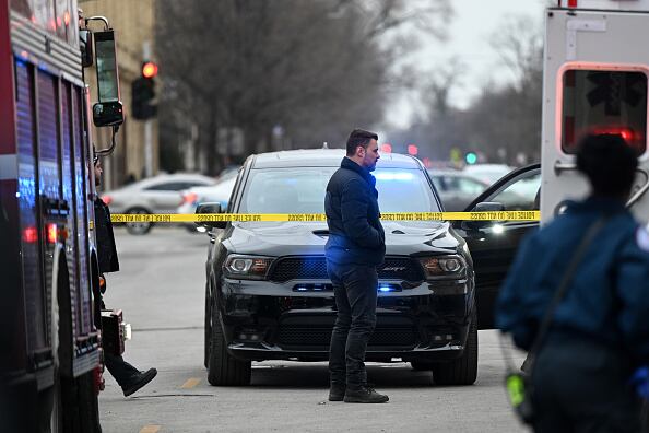 La policía indicó que otros 30 vehículos comerciales también se estrellaron a lo largo de un tramo de 3.2 kilómetros de la I-55, mientras que dos semirremolques se incendiaron. (Photo by: Lori Allen/NBC via Getty Images)