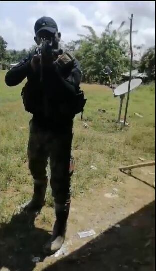 Con armas de largo y corto alcance intimidaron a la comunidad.