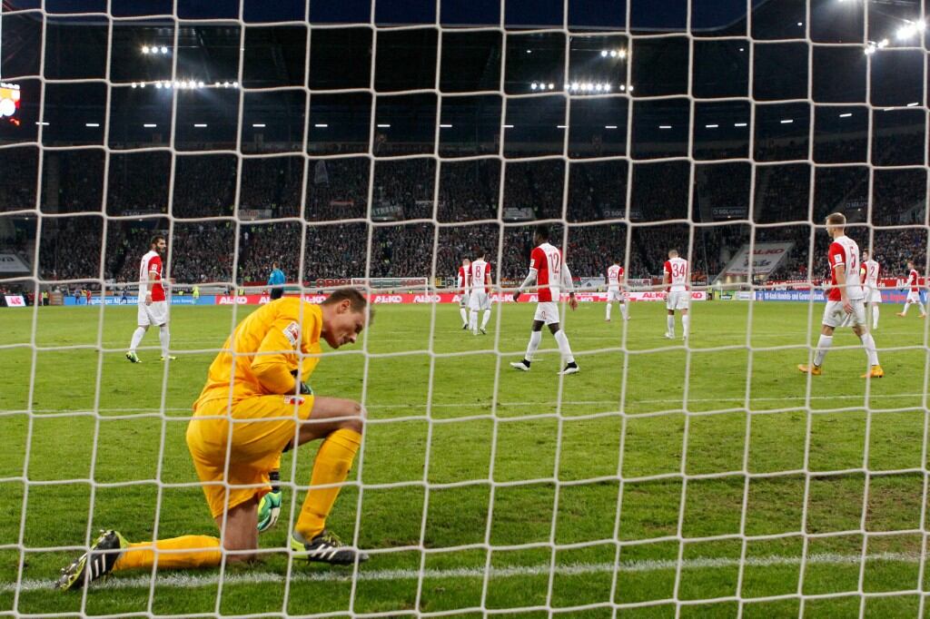 El portero del Augsburgo, Alexander Manninger, reacciona después de recibir el primer gol durante el partido de la Bundesliga entre el FC Augsburg y el FC Bayern München en el SGL Arena el 13 de diciembre de 2014 en Augsburgo, Alemania