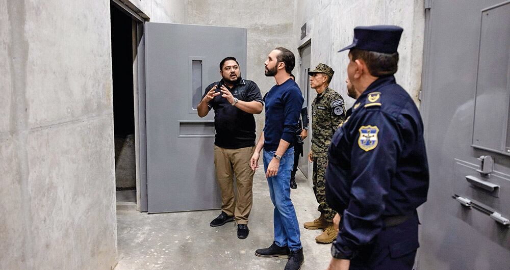 El presidente de El Salvador construyó una cárcel de gran capacidad.