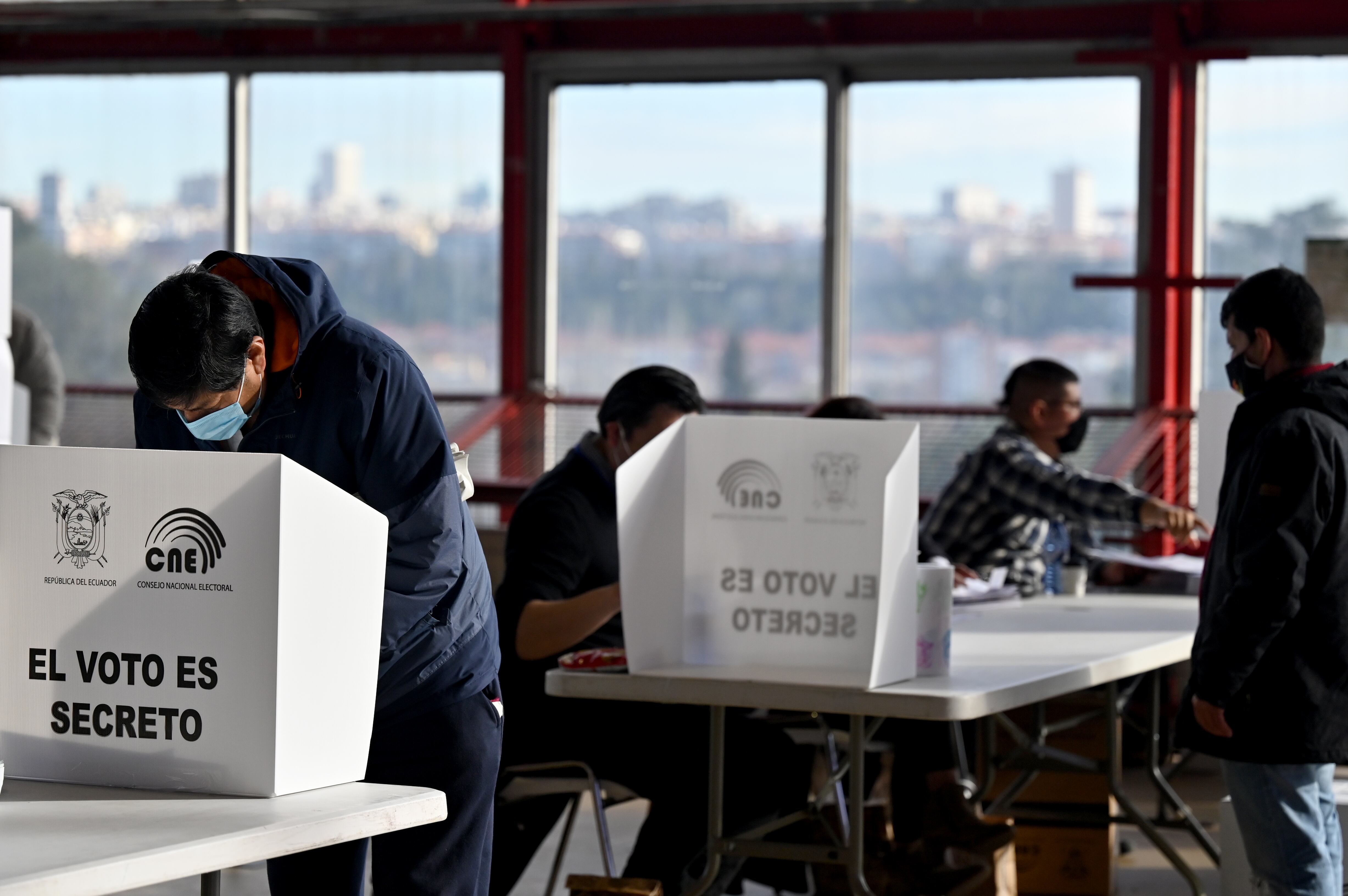 Los comicios generales de Ecuador, a los que están convocados 13,1 millones de electores, iniciaron el domingo para designar nuevo presidente y los 137 miembros de la Asamblea Nacional para un período de cuatro años