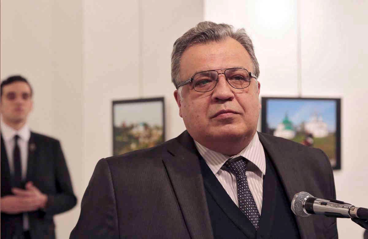 Andrei Karlov, embajador de Rusia en Turquía, habla en una exposición fotográfica en Ankara el lunes 19 de diciembre de 2016, momentos antes de que un pistolero le abriera fuego. Karlov fue trasladado a un hospital después del ataque y más tarde murió de heridas de bala. El pistolero se ve en la parte trasera a la izquierda. Foto: Burhan Ozbilici / AP.