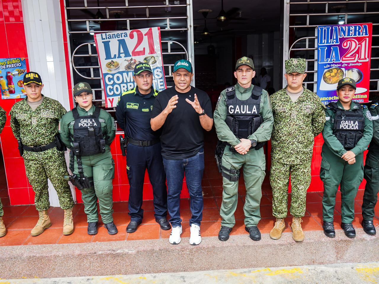El alcalde de Sincelejo, Yahir Acuña, junto con integrantes de la fuerza pública.
