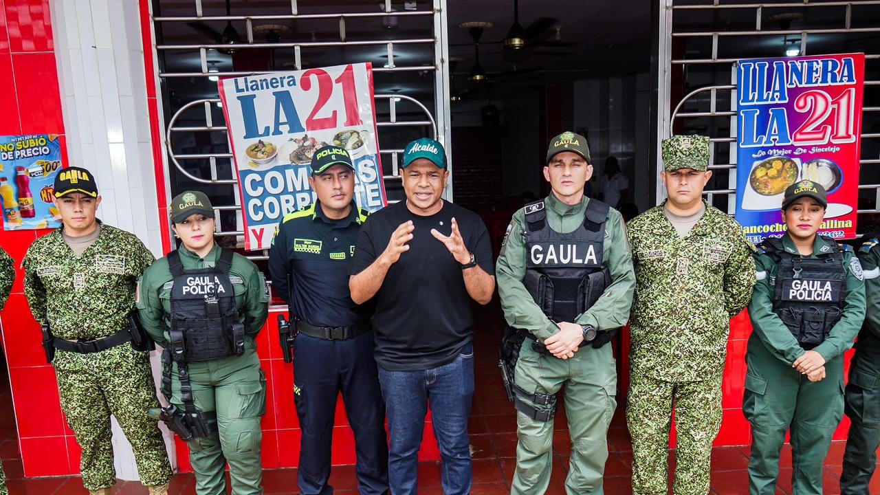 El alcalde de Sincelejo, Yahir Acuña, junto con integrantes de la fuerza pública.