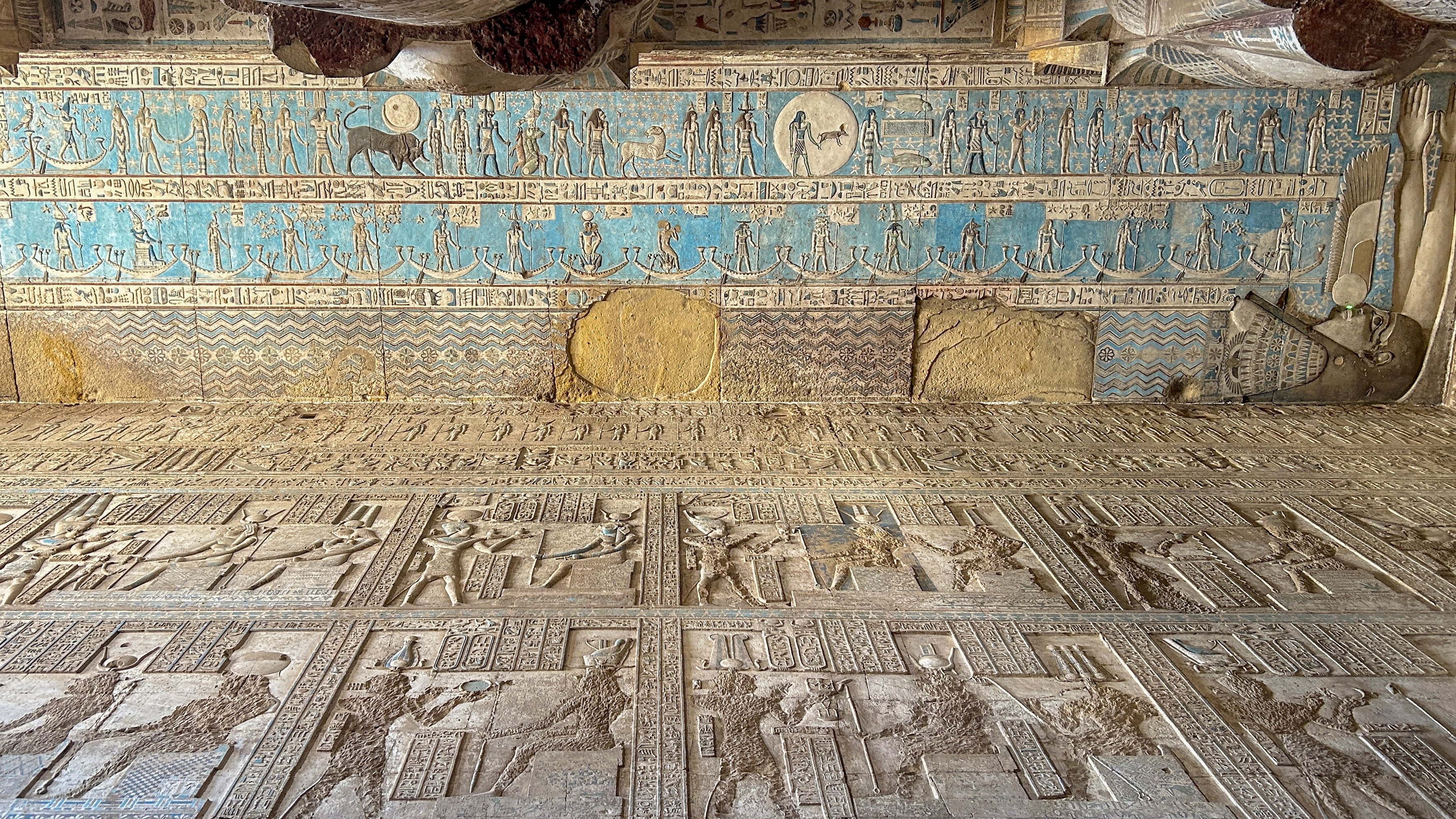 Según la tradición, Nut protege el cosmos, se traga al sol al atardecer y lo da a luz al amanecer.