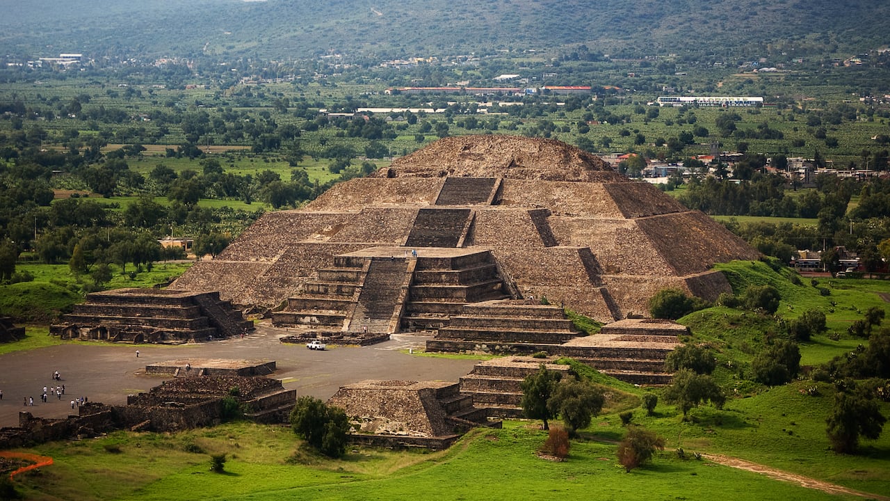 El hombre habría disparado desde la conocida Pirámide de la Luna en Teotihuacán.
