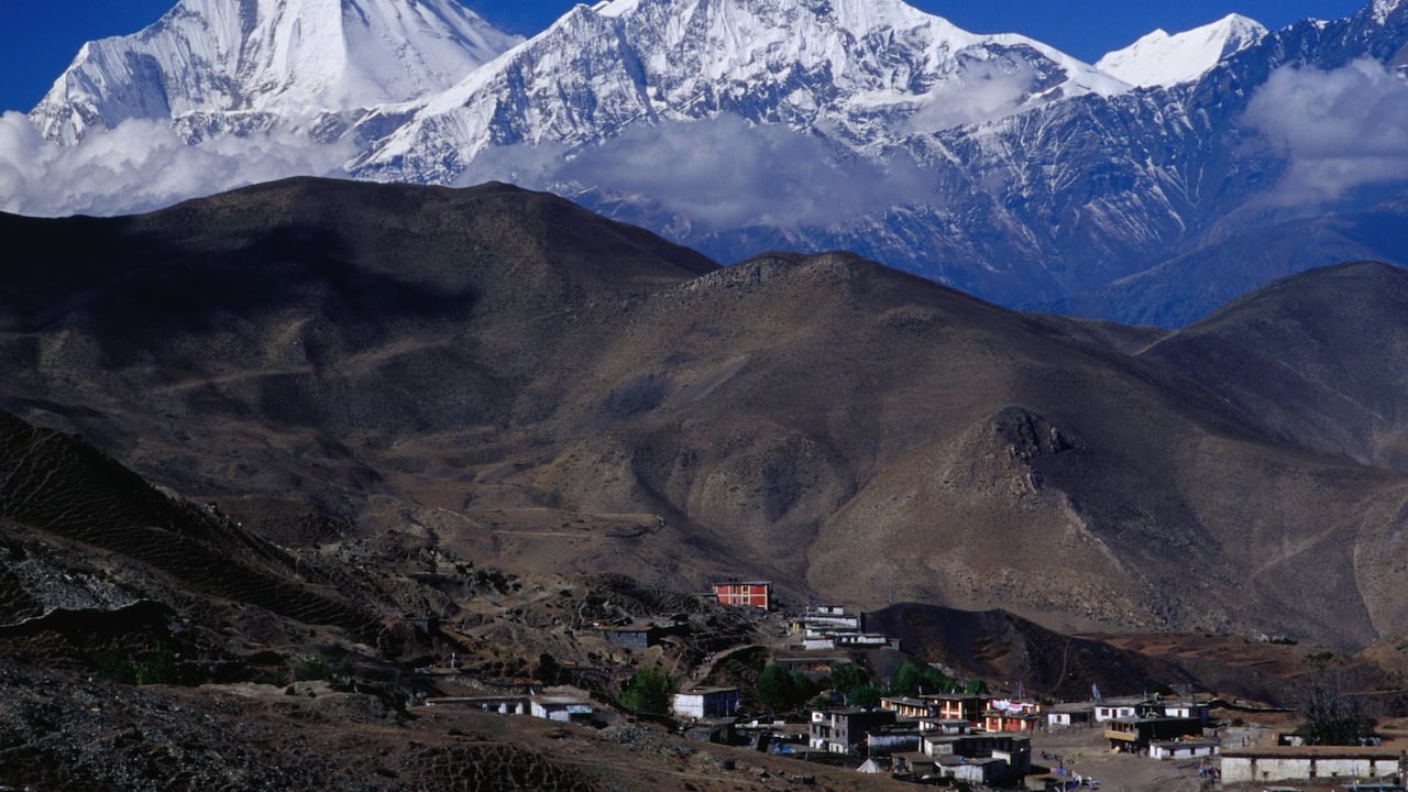 El Dhaulagiri es un macizo montañoso de la cordillera del Himalaya que culmina en el pico, es la séptima montaña más alta de la Tierra.