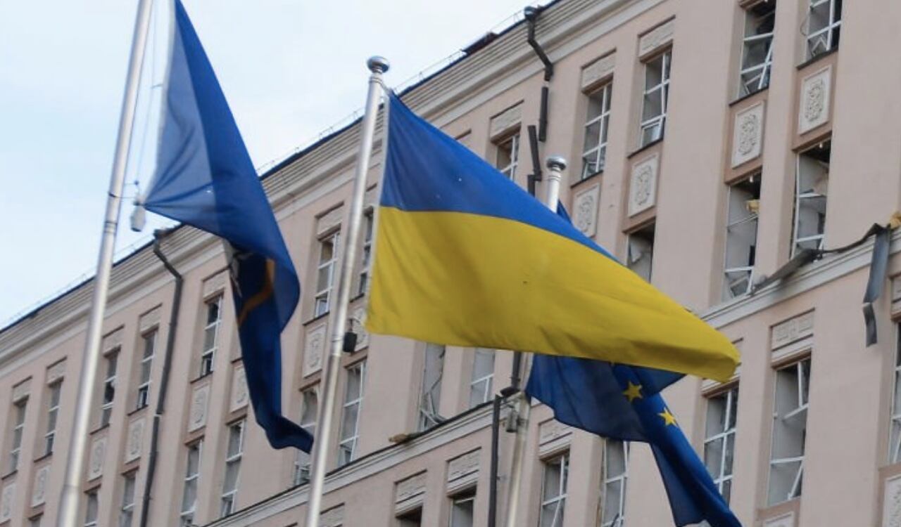 La bandera de Ucrania ondea en varias embajadas de China (imagen de referencia)