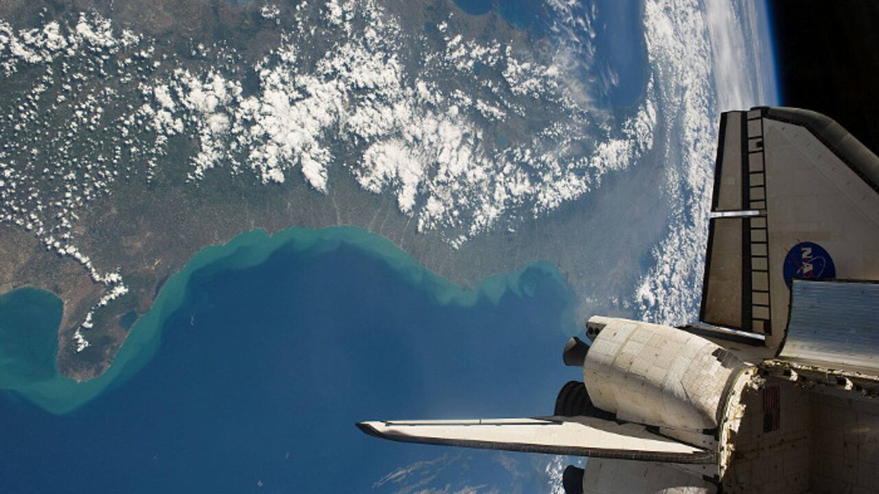 Durante los once días que el transbordador permaneció acoplado a la Estación Espacial Internacional, la tripulación puso en marcha un importante experimento en física: el espectómetro alfa-magnético 2, que se dedicará a buscar pistas en el universo sobre antimateria.